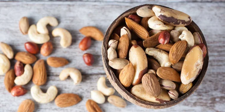 تفاوت آجیل شور و خام؛ کدام سالم‌تر است؟